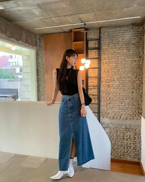 Denim Midi Skirt Outfit Korean, Jean Skirt Outfits Korean, Korean Denim Skirt, Denim Skirt Outfits Korean, Denim Skirt Outfit Aesthetic, Midi Skirt Outfit Aesthetic, Denim Pencil Skirt Outfit, Long Jean Skirt Outfits, Denim Midi Skirt Outfit