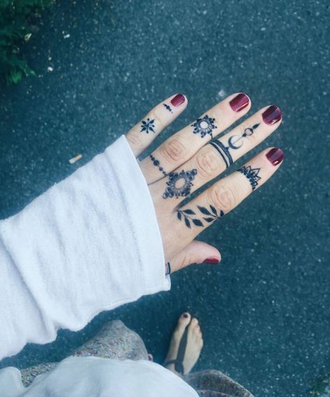 Womens Finger Tattoo, Finger Dot Tattoo, Finger Tattoos Fade, Wedding Finger Tattoos, Girl Finger Tattoos, Middle Finger Tattoos, Finger Tattoo Ideas, Henna Style Tattoos, Finger Tattoo For Women