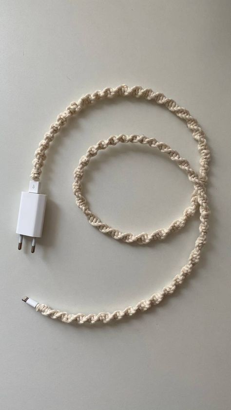 [Easy Life Hacks] How To Make Electric Cable Protector With Macramé | homify Macrame Gifts, Simpul Makrame, Tutorial Macramé, Mode Crochet, Macrame Patterns Tutorials, Macrame Ideas, Macrame Tutorial, Diy Crochet Projects, Macrame Knots