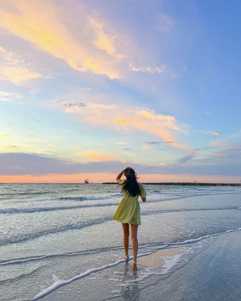 Outfits For Sunset Pictures, Cute Sunset Beach Pictures, Beach Vacay Poses, Beach Pictures Florida, No Face Beach Poses, Puri Sea Beach Photography, Beach Poses In A Dress, Bich Photography, Women Beach Poses