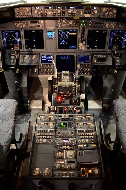 Alaska Airlines Boeing 737-900ER N265AK | Airplane 6113 | Jon Ostrower | Flickr Aviation Wallpaper, Boeing 737 Cockpit, Pilot Aesthetic, Airline Interiors, C 17 Globemaster Iii, Northwest Airlines, Aviation Technology, Pilots Aviation, Cool Dirt Bikes