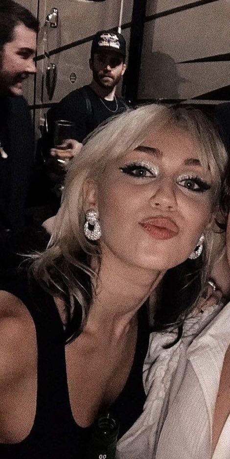 Miley Cyrus Half Blonde Hair, Miley Cyrus Two Tone Hair, Miley Cyrus Outfit Inspiration, Miley Cyrus Blonde And Black Hair, Miley Cyrus Hair 2023, Miley Cyrus Nails, Milly Cyrus, Miley Cyrus 2023, Miley Cyrus Makeup