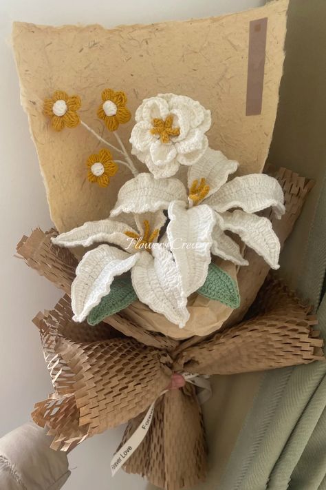 white lily for mom and grandmom Amigurumi Patterns, Crochet Flowers In A Vase, Crochet Lily Bouquet, Crochet Gift For Mom, Crochet Lilies, Crochet Lily Flower, White Flower Crochet, White Crochet Flowers, Bag Charm Crochet