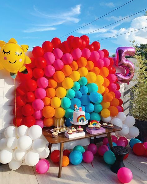 Diy Rainbow Birthday Party Decorations, Simple Rainbow Birthday Decorations, Ballon Rainbow Diy, Diy Rainbow Decorations Birthday, Rainbow Birthday Theme Decorations, Rainbow Balloon Decorations For Birthday, Balloon Decorations For Birthday Kids, Rainbow Ideas Decorations, Rainbow High Birthday Party Decorations