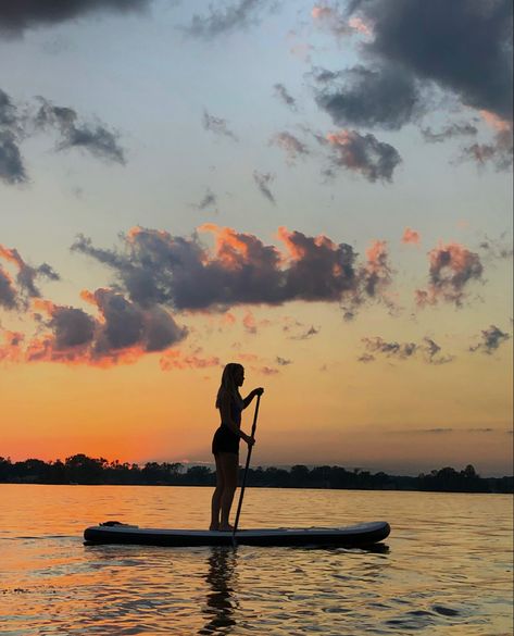 Orange & pink sunset on a paddle board on the lake Rio De Janeiro, Vision Board Paddle Boarding, Paddle Board Photography, Beach Paddle Boarding, Summer Aesthetic Paddleboard, Paddle Boat Aesthetic, Lake Aesthetic Pictures, Summer Paddle Boarding, River Tubing Aesthetic