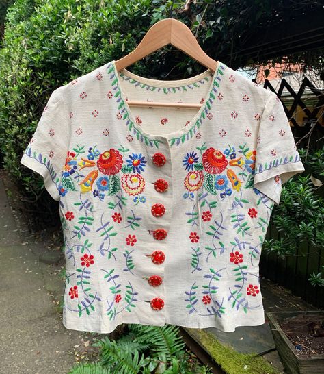 Upcycling, Mexican Embroidered Blouse, Hand Embroidered Shirts For Women, Mexican Tops Blouses, Embroidered Top Outfit, Mexican Embroidered Shirt, Katun Bordir, 30’s Fashion, Upcycle Clothes Diy