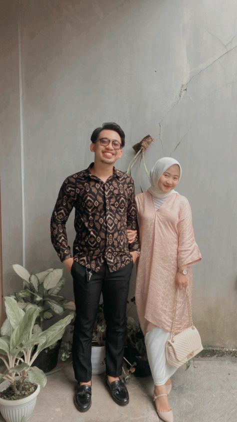 Outfit Lebaran Pria, Outfit Kondangan Cowok, Ootd Kondangan Couple, Couple Kondangan Outfit, Outfit Kondangan Pria, Outfit Kondangan Couple, Outfit Kondangan Casual, Couple Wisuda, Kondangan Couple