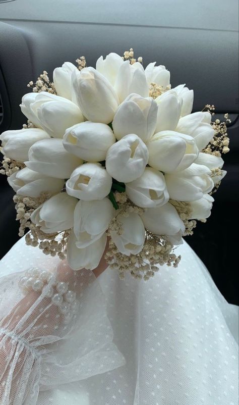 Artificial Flower Wedding Bouquets, Hand Bouquet Wedding, حفل توديع العزوبية, Simple Wedding Bouquets, Tulip Wedding, Dream Wedding Decorations, Wedding Bouquets Bride, Bridal Bouquet Flowers, Bridal Shower Centerpieces