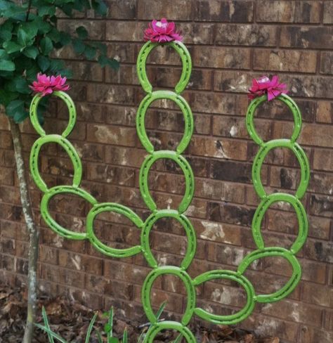 Horseshoe Cactus, Arte Cowboy, Metal Sculpture Artists, Welding Crafts, Welding Ideas, Horseshoe Projects, Horseshoe Decor, Horseshoe Crafts, Welding Art Projects