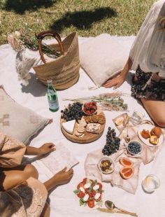 10 Fun Ideas For A Quick Trip With Your Best Friend  summer fragrance, scent, perfume ideas and inspiration for Karen Gilbert #perfume #scent #fragrance #summersmells #summerfragrance #summerfragranceideas #summerperfumeideas #summerscents #smellofsummer #summer Beach Lunches, Friends Outdoors, Picnic Parties, Picnic Inspiration, Picnic Ideas, Romantic Picnics, Cutlery Holder, Picnic Date, Fabric Diy