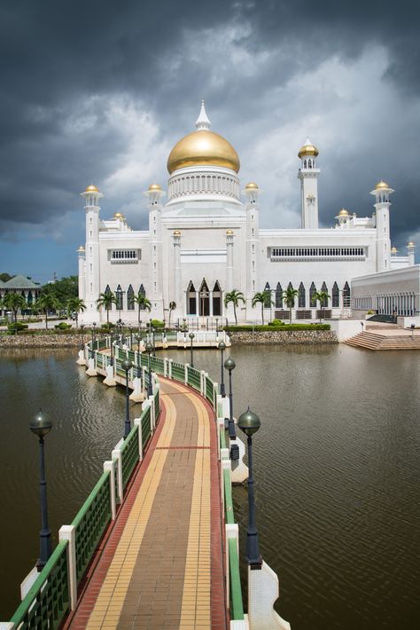 Is Brunei the most underrated travel destination? Read the guide to the country Royal Brunei Airlines, Brunei Travel, Bandar Seri Begawan, Trip To Thailand, Airlie Beach, Travel Camera, Beautiful Mosques, Learn Islam, Tourist Spots