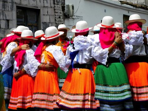 Traditional Quechan dress Peru, American Apparel, Ecuador Culture, Folk Dress, Folk Dresses, Beautiful Places On Earth, American Clothing, Traditional Dresses, Ecuador