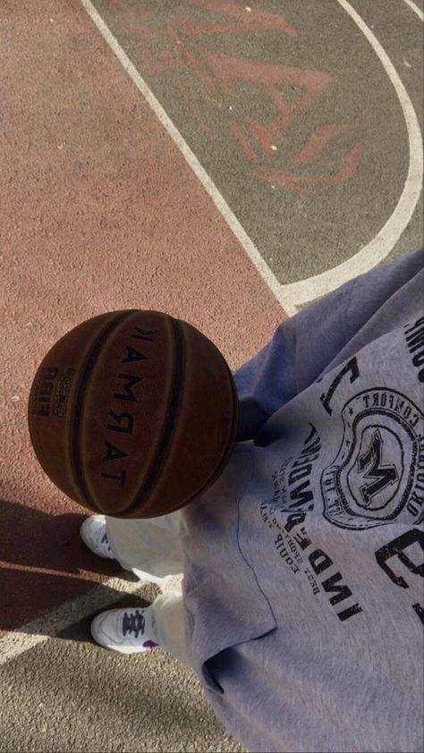 Sporty Boyfriend, Basketball Boyfriend, Cool Basketball Wallpapers, Mighty Med, Hump Day Humor, Boyfriend Aesthetic, Snow Photoshoot, Street Basketball, Ball Aesthetic