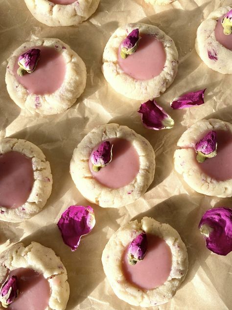 Strawberry Rose Cookies, Tea Flavored Cookies, Unique Baked Goods To Sell, Cottagecore Cookies, Summer Pastries, Whimsical Recipes, Summer Baked Goods, Floral Desserts, Cool Cookies