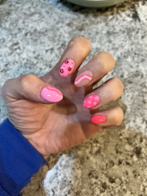 Nail Art With Smiley Face, Short Almond Nails Smiley Face, Checkered Nails Smiley Face, Pink Nails Smiley Face, Checkered Smiley Nails, Checkered And Smiley Nails, Hot Pink Smiley Face Nails, Purple Smiley Face Nails, Pink And White Checkered Nails