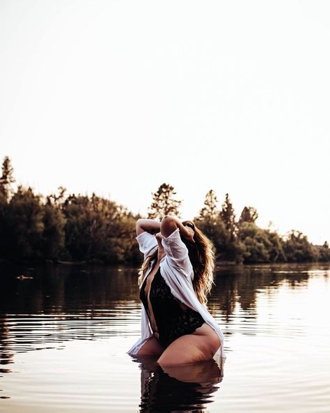 Photoshoot Outdoors Ideas, Sultry Outdoor Photoshoot, Outdoor Boudiour Ideas Lake, Bodoir Sesion Ideas Outside, Moody Water Photoshoot, Outdoor Boudiour Ideas Water Feature, Outdoor Boidour Poses, Plus Size Summer Photoshoot, Plus Size Photography Poses Outdoor