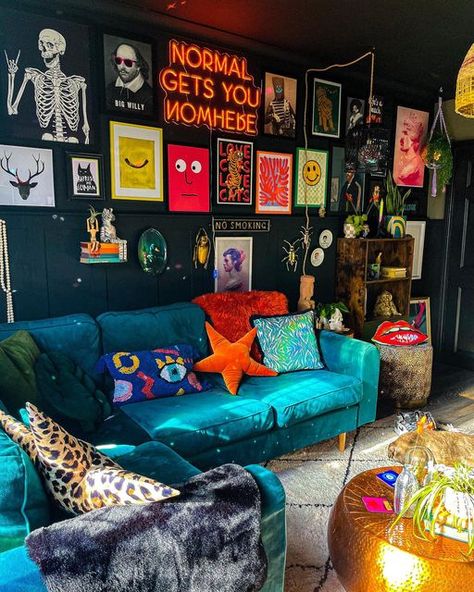 Cool Colors Home Decor, 60s Maximalism Decor, Black Wall Maximalist, Dark Colourful Living Room, Maximalism Apartment Aesthetic, 90s Lounge Room, Black Wall Colorful Decor, Black Couch Maximalist, Grey Couch Maximalist