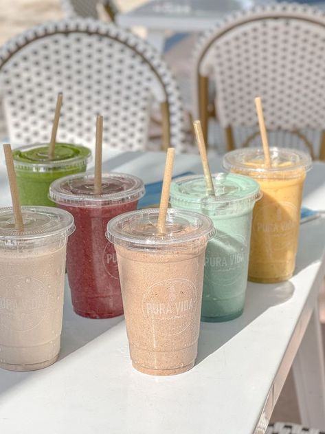 Smoothie Glass Aesthetic, Juice Shop Aesthetic, Smoothie Cafe Design, Smoothie Bar Home, Smoothie Bar Aesthetic, Smoothie Shop Design, Smoothie Shop Aesthetic, Smoothie Bar Design, Smoothies Aesthetic
