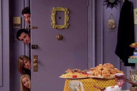 Here’s What The ‘Friends’ Apartment Would Look Like If It Were Updated For 2018 Monica's iconic purple door is still there! Do you prefer the original or the updated designs? Santa Catarina, Friends Purple Door Color, Friends Tv Show Apartment, Friends Purple Door, Monica's Door, Monica's Apartment, Monicas Apartment, Friends Door, Friends 1994