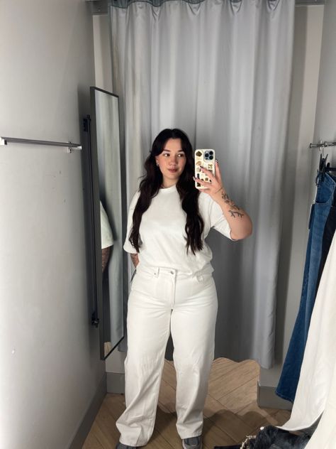 Jessie Kirk wear a size NZ14 in the white baggy wide jeans from H&M. #midsize #midsizefashion #fashioninfluencer #midsizestyleinspo" White Jeans Midsize, White Jeans Curvy Outfit, White Jeans Plus Size Outfit, Baggy Jeans Midsize, Midsize Jeans, White Jeans Plus Size, Outfit Ideas Midsize, Mid Size Fashion, Midsize Style