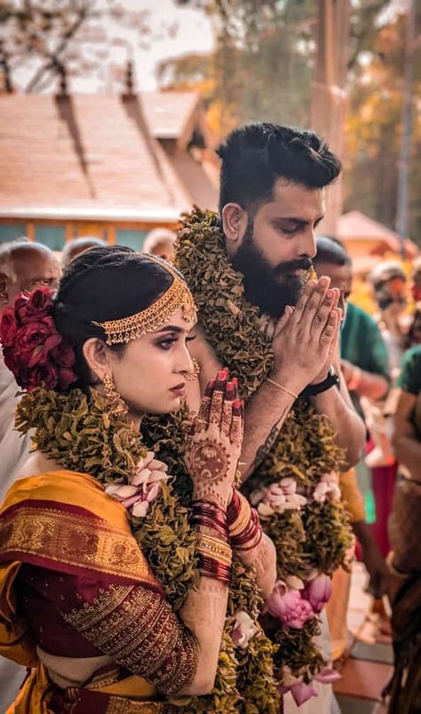 South Indian Temple Photography, Tamil Temple Wedding, Hindu Couples In Temple, South Indian Couple Aesthetic, Hindu Wedding Saree Kerala, South Indian Groom Outfit, Temple Wedding Indian, Kerala Engagement Dress Hindus Couple, Hindu Wedding Kerala