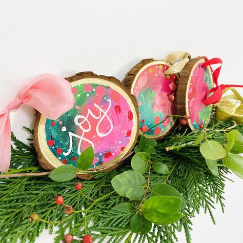 Painting Of An Ornament, Natal, Kid Painted Ornaments, Hope Christmas Ornament, Tree Slice Ornament, Joy To The World Ornament, Kids Wood Ornament Craft, Easy Hand Painted Ornaments, Painted Ornaments Kids