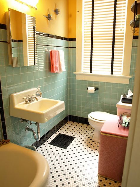 vintage bathroom Black Tile Bathrooms, Yellow Bathroom Decor, Casa Retro, Retro Bathrooms, Deco Bathroom, Retro Renovation, Bad Inspiration, Casa Vintage, Yellow Bathrooms