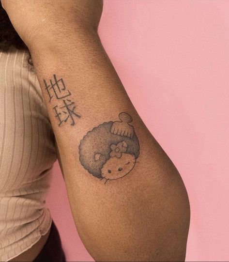 Afro Hello Kitty, Tattoo On Dark Skin, Afro Tattoo, Hello Kitty Tattoo, Dark Skin Tattoo, Kitty Tattoo, Henna Inspired Tattoos, Bestie Tattoo, Small Finger Tattoos