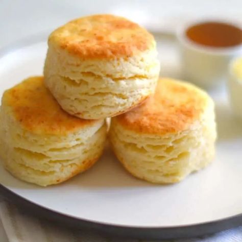 Easy Homemade Biscuits without Buttermilk (30 minute Biscuit) | MerryBoosters Homemade Buiscits Recipes, Homemade Biscuits Without Buttermilk, Biscuit Recipe Without Milk, Biscuits Without Buttermilk, Easy Biscuits Recipe, Buscuit Recipe, Quick Biscuit Recipe, Butter Biscuits Recipe, Quick Biscuits