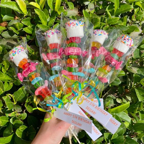 Kandy Kabobs are always the biggest hit for birthday parties, baby showers, graduations, or any other special occasion! A custom card on each Kabob with your own custom message adds an extra personalized touch!  FREE SHIPPING! I have been making these fun party favors for a long time, and kids (adults too!) always light up when they see the colorful tasty treats!  These make a perfect party favor and offer a great variety of candy to fit all taste buds!  These are 11in sticks with approx 6-8in o Easy Treats To Sell, Life Saver Gummies, Gummy Candy Kabobs, Candy Kids, Candy Kabobs, Party Bags Kids, Handmade Candy, Birthday Treat, Party Favors For Kids Birthday