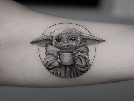 Star Wars Tattoo Grogu, Grogu Tattoo Ideas, Mandalorian Tattoo Ideas, Star Wars Tatoos, Bb8 Tattoo, Nerd Tattoo Ideas, Grogu Tattoo, Baby Yoda Tattoo, Star Wars Tattoo Ideas