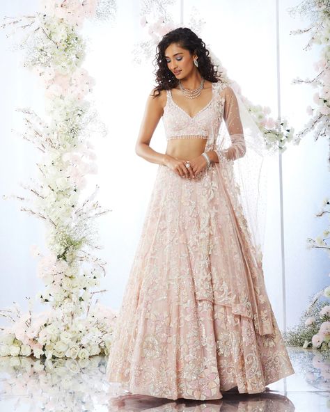 Pastel Lehengas Bridesmaid, Blush Pink Lehenga Bridal, Pastel Bridesmaid Lehenga, Pastel Pink Lehenga Bridesmaid, Pastel Lengha Bridesmaid, Light Pink Indian Outfit, Pastel Pink Lengha, Pink Lehenga Bridesmaid, Light Pink Lengha