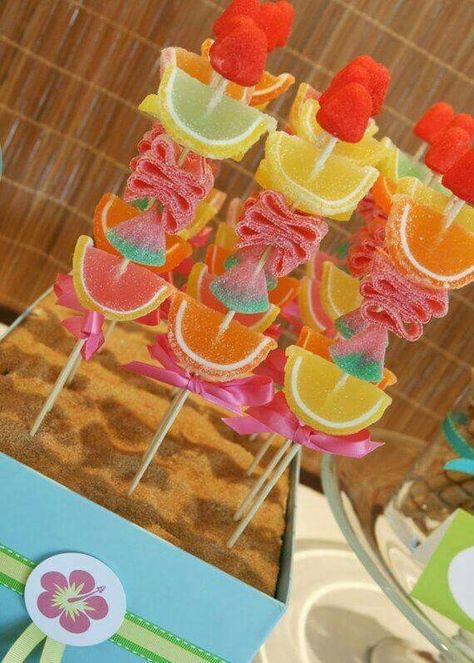 Fruity Theme Birthday Party, Luau Party Favor Ideas, Luau Birthday Party Ideas, Hawaiian Luau Birthday Party, Hawaiian Party Favors, Hawaian Party, Candy Kabobs, Bar A Bonbon, Aloha Party