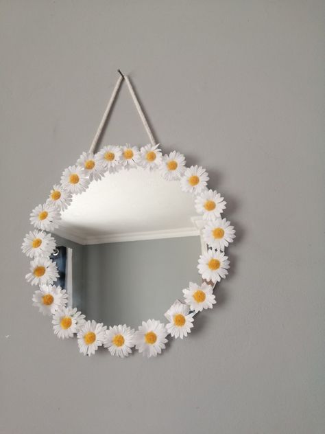 Diy Flower Mirror, Mirror Decor Ideas, Easy Room Decor, Easy Diy Room Decor, Flower Mirror, Mirror Crafts, Cute Diy Room Decor, Clay Diy Projects, Mirror Painting