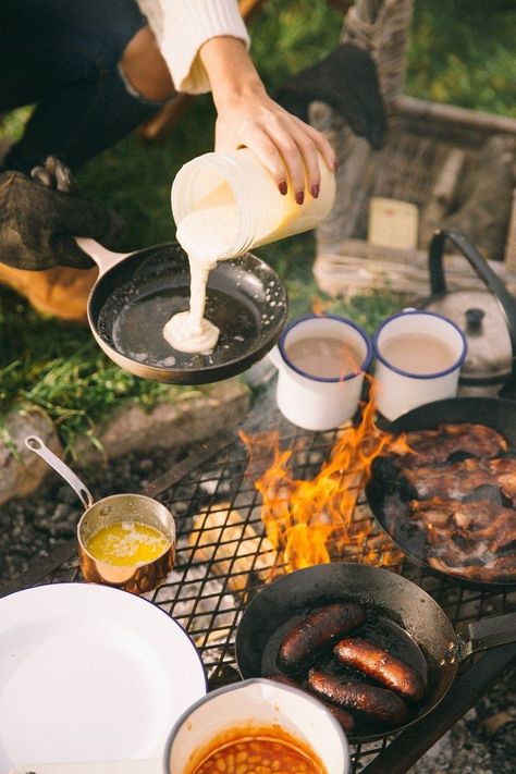 Camping Essentials, Campfire Breakfast, Zelt Camping, Camping Aesthetic, Camping Photography, Campfire Food, Camping Glamping, Camping Food, Camping Life