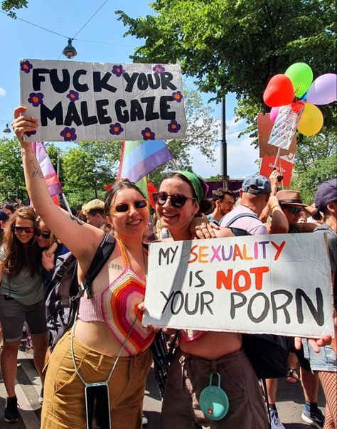 Vienna pride parade signes pride lesbians lesbian couple male gaze lgbtq proud Dyke March Signs, Gay Pride Outfit Women, Pride Parade Signs, Pride Signs Ideas, Lesbian Punk, Lesbian Sign, Lesbian House, Lgbtq Culture, Pride Signs