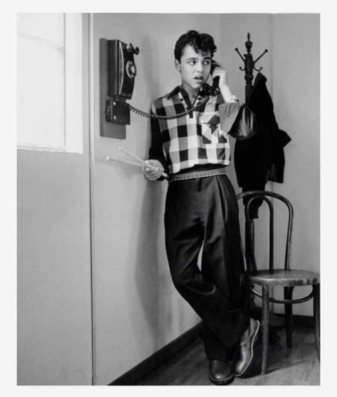 Sal Mineo 50s, Mens Beatnik Fashion, 50s Mens Fashion Greaser, 60s Aesthetic Men, Old Hollywood Men Fashion, 50s Aesthetic Men, Old Hollywood Aesthetic Fashion, 50s Male Fashion, Greaser Fashion