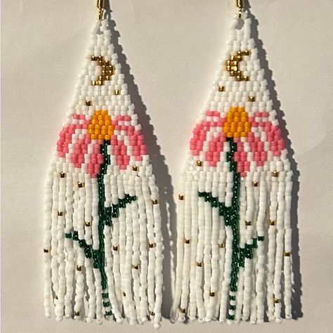 Handmade Beaded Earrings Made With Glass Delica Beads And 18k Gold Plated Earring Hooks.4 Inches Long 1 Inch Wide White And Pink And Green. Fimo, Echinacea Flower, Seed Bead Jewelry Patterns, Beaded Flowers Patterns, Bead Loom Designs, Brick Stitch Earrings, Seed Beading, Handmade Earrings Beaded, Beaded Earrings Patterns