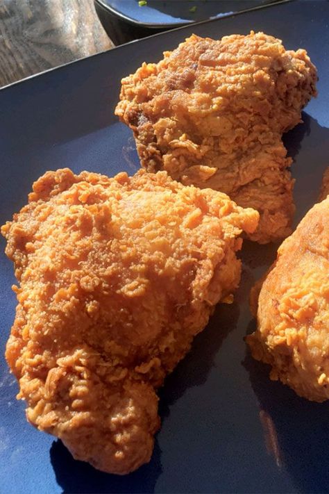 Looking for dinner ideas? Try cooking this crispy fried chicken. Use buttermilk and chicken to cook this easy fried chicken for an easy dinner. Essen, Fried Chicken Breast Recipe, Cooking Fried Chicken, Easy Fried Chicken, Crispy Fried Chicken, Food Therapy, Chicken Breast Recipes Healthy, Fried Chicken Recipes, Yummy Chicken Recipes