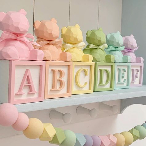 Lineth Gonzalez 💎✨💋🦄🌈💖🌹☄🌟 (@linethglz) • Instagram photos and videos Rainbow Nursery Theme, Bear Shelf, Teddy Bear Decor, Pastel Rainbow Nursery, Teddy Nursery, Shelf Cube, Teddy Bear Nursery Decor, Pastel Playroom, Toy Room Storage