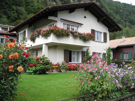 Houses With Flowers, 1950 House, Mexican Home Design, White Room Decor, Farm Layout, Country House Design, Home Library Design, Brick Architecture, Village House Design