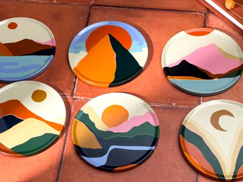 Painting On Pottery Plates, Pottery Painting Coaster, Coaster Design Painted, Coaster Painting Ideas, Funky Coasters, Family Coasters, Coaster Design Ideas, Clay Coaster, Clay Coasters