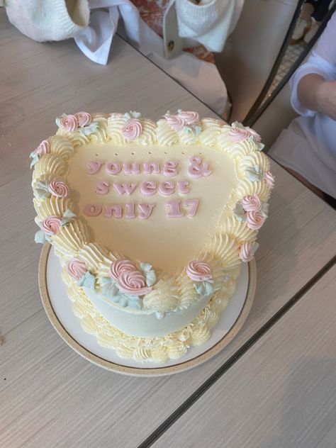 Birthday Cakes For 17th Birthday, Cut Cake Ideas, 17 Birthday Cake Aesthetic, Birthday Cake Aesthetic 17, 17th Birthday Themes Ideas, Cakes For 17th Birthday Girl, Seventeenth Birthday Cake, 17 Year Birthday Cake, 17th Birthday Cupcakes