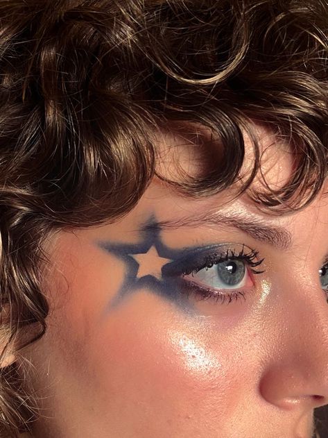 Space Eyeshadow Looks, Blue White Eyeshadow, Realistic Sticker Tattoo, Makeup Ideas Extreme, Makeup Looks Star Eyeliner, Rave Makeup Brown Eyes, Makeup Ideas For New Years, Eye Makeup Shapes, Star Over Eye Makeup