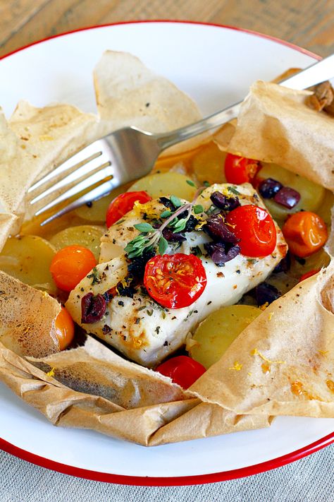 Cod En Papillote Recipes, Cod In Parchment Paper Recipe, Parchment Paper Recipes, Mediterranean Cod, Papillote Recipes, Mediterranean Dinner, Fish Dinners, Fish Entrees, Recipes Mediterranean