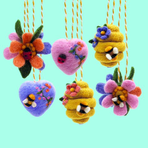 A premium Easter craft kit for adults and teens. Learn to make SIX needle felted decorations to bring the joy of spring into your home.Bursting with high-quality, cruelty-free wools in a rainbow of colours and Katie's gorgeous Springtime designs, this kit is perfect for making a unique Easter display. We show you how to felt sweet little beehives, decorative hearts and floral bouquets - plus teeny tiny bees and ladybirds to bring them to life! Discover how to add loops of threads to your designs Felted Decorations, Decorative Hearts, Felt Spring, Easter Display, Needle Felting Diy, Pretty Crafts, Felt Gifts, Unique Easter, Needle Felting Kits