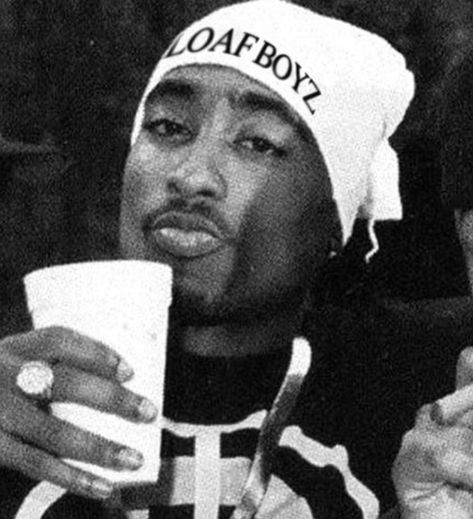 2pac Makaveli, Gangsta Rap Hip Hop, Tupac Photos, 90s Rappers Aesthetic, 2pac Videos, Tupac Makaveli, Hug Life, Tupac Wallpaper, Tupac Quotes