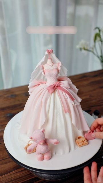 Dress Cake Ideas, Dress Cake Birthday, Barbie Pasta, Dress Cakes, Doll Cake Designs, Cake For Women, Using Fondant, Barbie Doll Cakes, Royal Iced Cookies