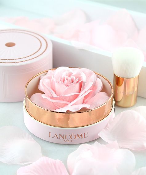 Lancôme La Rôse Blush Poudrer Beautiful Makeup Products, Beautiful Makeup Packaging, Pretty Makeup Products, Cute Makeup Products, Trucco Smokey Eye, Lancome Rose, Romantic Lifestyle, Younique Mascara, Makeup Highlighter