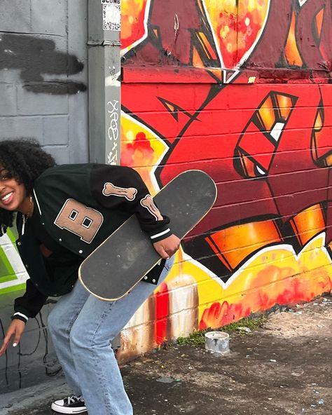 @kaidyxx on ig Skater Girl Outfits Black Women, Skater Girl Aesthetic Grunge, Downtown Girl Aesthetic Black Woman, Skater 90s Aesthetic, Skater Girls Aesthetic, Street Girl Aesthetic, Tortellini Aesthetic, Mary Sharma, Indie Skater Aesthetic